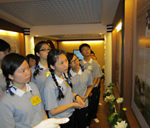 台灣慈濟技術學院的學生在法華坡道，聆聽師姑述說吉打分會靜思堂的緣起。【攝影者：陳俐君】