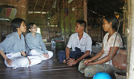慈濟志工前往家訪，關懷烏丁昂目前的生活狀況，並和他們分享農民烏丁屯每日存下「一把米」行善的故事。【攝影者：翁懿晏（詩盈）】