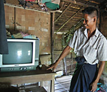 生活經濟改善後，烏丁昂購買電視機，收聽氣象預測，以精確掌握收成的時機。【攝影者：翁懿晏（詩盈）】
