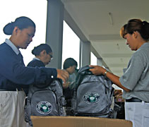 慈濟志工正整理要分發給學生們的書包。【攝影者：翁懿晏（詩盈）】
