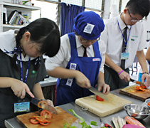 台南慈中學生參與檳華獨中家政課，進行廚藝交流，謙卑地相互學習。【攝影者：楊瑋欣】