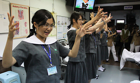 台南慈中學生於檳城慈濟洗腎中心帶動手語，表演曲目為《愛很大》。【攝影者：楊瑋欣】