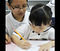 慈濟幼兒園的小朋友在老師的陪伴和引導下，學習獨立自主。【攝影者：李沁倫】