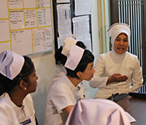 北海洗腎中心護士長諾愛妲帶領護士們進行會議，關心和了解他們工作狀態。【攝影者：楊瑋欣】