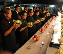 七月吉祥月祈福會上，馬來西亞慈濟志工虔誠上供。【攝影者：劉民安】