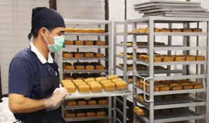 今年是新山支會連續第十年製作愛心月餅來義賣，並在10天之內趕製了2706盒，共5千412粒的愛心月餅，比去年的一千盒還多了將近兩倍。【攝影者：莫蕙娟】