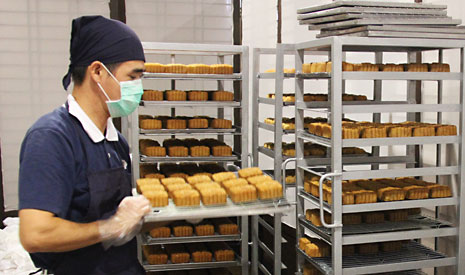 今年是新山支會連續第十年製作愛心月餅來義賣，並在10天之內趕製了2706盒，共5千412粒的愛心月餅，比去年的一千盒還多了將近兩倍。【攝影者：莫蕙娟】