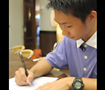 徐晉安從小在英文學校上課，他的中文程度是國小二年級，平時也很少書寫中文字，可是他卻能在與朋友交談中學習中文會話。【攝影者：李沁倫】