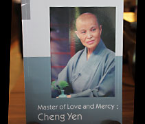《Master of Love and Mercy：Cheng Yen》是陳亞惹最喜歡的書，證嚴上人的故事，激勵了她更積極面對人生。【攝影者：李沁倫】
