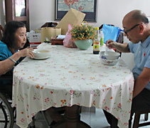 自母親胡玉金（左）中風後，林新興（右）接引了她一起來持素護生。【攝影者：胡慧芬】