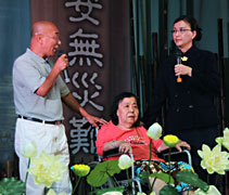 在今年七月吉祥月，林新興（左）分享自己履行孝道的心得。右一為鄭秀麗、母親胡玉金。【攝影者：阮金龍】