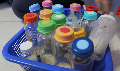 有的小朋友用自己回收再利用的容器，有的小朋友甚至藉這一次機會戒用奶瓶，將自己常用的奶瓶捐出來存米做好事。【攝影者：李沁倫】