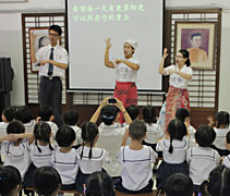 兒童劇中穿插簡單的手語表演，帶動小朋友參與其中。左為教學組組員田智賢。【攝影者：李沁倫】