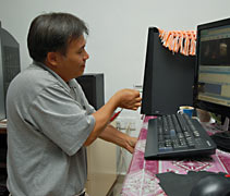 沒有受過高等教育、甚至不會操作電腦、不懂英文，但江財合憑著一顆謙卑的心，向周圍的志工與同事詢問，終於學會剪輯影片的工作。(圖：馬來西亞人文真善美提供)