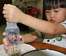 莊禾靖戒奶瓶的過程中，也會掙扎、鬧彆扭，但她懂得為自己的承諾負責，還是捐出奶瓶，實踐存米。【攝影者：莊濟智】