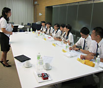 2011年暑假，慈濟技術學院會計資訊系學生，前往馬來西亞偉特科技公司實習二週。【照片：社教中心提供】