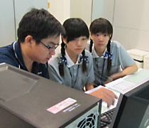 2011年暑假，慈濟技術學院會計資訊系學生，前往馬來西亞偉特科技公司實習二週。【照片：社教中心提供】
