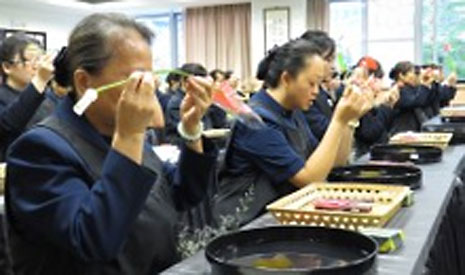 學員們在插花前以花供養父母天地恩，再融入静思语，讓花的美有了更深的意義。【攝影者：莊慈聆】