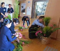 學員們費盡心思插不出的花材，陳老師區區5分鐘就呈現一個美輪美奐的作品。【攝影者：周慈灼】