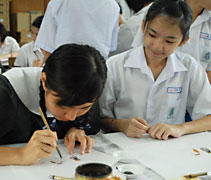 2009年8月4日參訪檳華女子獨立中學；慈濟中學學生參與美術課程，與檳華獨中學生交流互動。【攝影者：吳麗花】