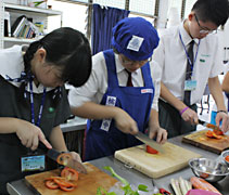 2012年7月5日，慈中學生參與檳華女子獨立中學家政課，透過廚藝交流，彼此相互學習。【攝影者：楊瑋欣】