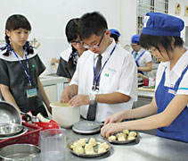 2012年7月5日，慈中學生參與檳華女子獨立中學家政課，透過廚藝交流，彼此相互學習。【攝影者：楊瑋欣】