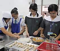 2012年7月5日，慈中學生參與檳華女子獨立中學家政課，透過廚藝交流，彼此相互學習。【攝影者：楊瑋欣】