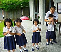 2013年慈濟幼兒園開課的第一天，梁美貞老師帶著5歲班和6歲班的同學，用歌聲和掌聲歡迎同學們回來上課。【攝影者：翟佩庭】