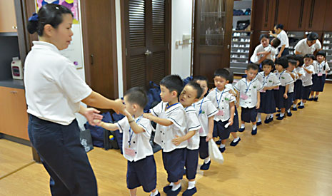 小菩薩排列整齊，跟著夏曉蘭老師開始了生平第一天的學習生涯。【攝影者：陳志財】