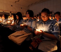 民眾點燈祈禱，祈願天下無災無難。【攝影者：張嘉陞】