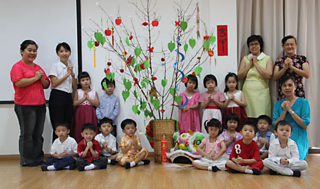 幼兒園老師和五歲班的小朋友們一起拍新春大合照。【攝影者：翟佩庭】