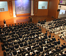 入經藏志工全員彙聚靜思堂，積極參與集訓。【攝影者：楊瑋欣】