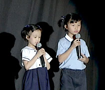 雖然僅有九歲，李洪祈小朋友（右）卻非常勇敢地站在台上分享吃素心得，並呼吁觀眾一起持素。左為小小主持人張晶柔。【攝影者：胡慧芬】