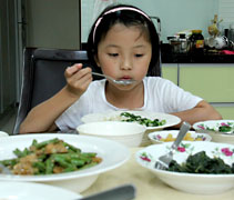李洪祈小朋友自出生以來就是素食寶寶，從小特別有悲心。【攝影者：胡慧芬】