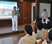 學員們的示範教學，不但扮演學生的樂在其中，做老師的也活潑生動。【攝影者：顏美芬】