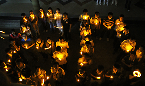 3月23日活動當天晚上8.30準時熄燈，同學們排列成Earth Hour 60+ 圖騰。【攝影者：黃盈君】