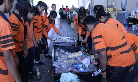 學生們分工合作，進行回收物的分類。【攝影者：楊雪琳】
