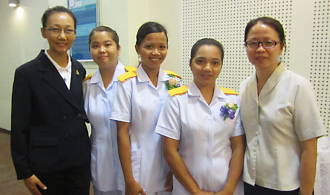 碧昆（左起第三）出席檳安醫院的加冠典禮，正式成為學生護士助理，慈濟洗腎中心護士及同仁前來道賀。【攝影者：謝國義】