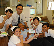 碧昆（右）從2008年10月開始，在吉打慈濟洗腎中心當了護士助理，她與腎友們互動得很好。【攝影者：人文真善美志工】
