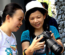 攝影班楊雅俐老師（左）和學生林莉玲（右）互相分享攝影心得。【攝影者：胡慧芬】