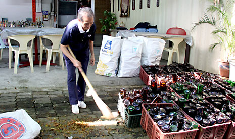 胡玉愛阿嬤每天一抵達環保站，就先開始動手打掃庭院，把這裡當成她第二個家。【攝影者：胡慧芬】