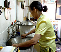 自結婚到現在，胡玉愛阿嬤都是一位家庭主婦，每天辛勤地打理家務、照顧孩子。【攝影者：胡慧芬】