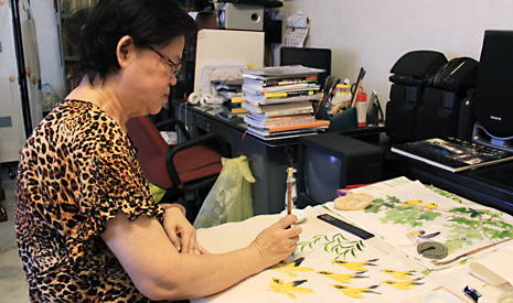 黃淑珠每天都會把握時間練習書法和水墨畫。【攝影者：胡慧芬】