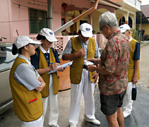 志工挨家挨戶勘查，8戶67人殃及風災。【攝影者：朱廣岳】