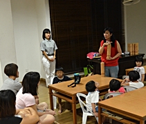 老師與小朋友們分享了竹筒歲月的故事。【攝影者：陳志財】