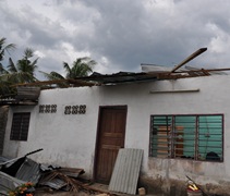 2013年4月1日下午六時三十分，吉北的高嶺鎮發生一起風災。災民們的房子受損，屋頂被掀開，下雨的時候更是雪上加霜。【攝影者：陳寶心】