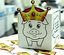 成功茹素九十餐的小朋友，將會得到一個豬鋪滿。【攝影者：胡慧芬】