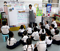 幼兒園老師朱施穎引導孩子們一起把「蔬果星球入境宣言」背誦起來。【攝影者：莊鞳勛】