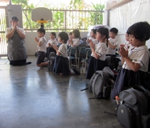 雙手合十，小朋友在倪芳婷老師的帶領下一起虔誠祈禱。【攝影者：黃小珍】
