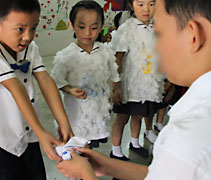 黃銘宇小朋友（左）將自制的小禮物贈送給特殊兒童中心的朋友們。【攝影者：胡慧芬】